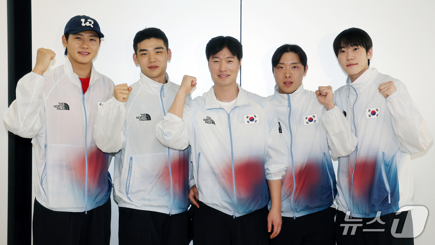 (서울=뉴스1) 김진환 기자 = 2026 아이치·나고야 아시안게임 남자 사브르 단체전에서 금메달을 획득하며 4연패의 위업을 달성한 대한민국 펜싱 남자 국가대표 선수단의 오상욱(왼쪽 …
