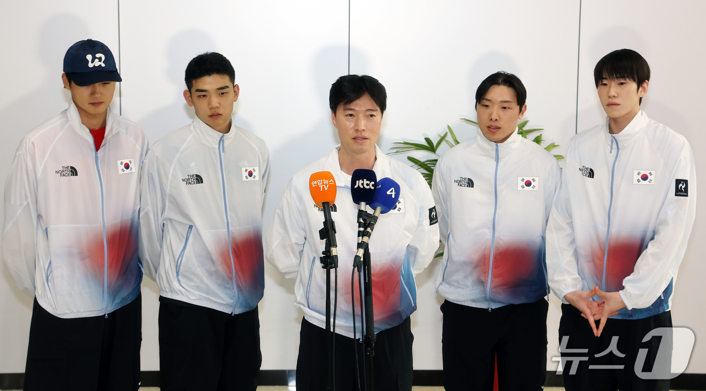 (서울=뉴스1) 김진환 기자 = 2026 아이치·나고야 아시안게임 남자 사브르 단체전에서 금메달을 획득하며 4연패의 위업을 달성한 대한민국 펜싱 남자 국가대표 선수단의 원우영 감독 …