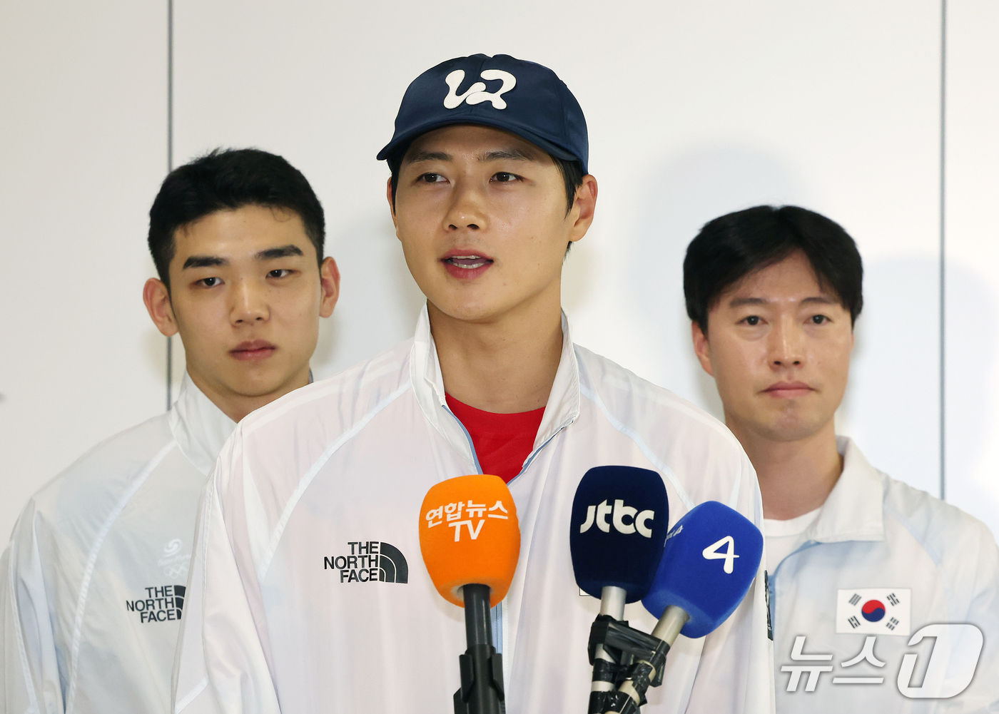 (서울=뉴스1) 김진환 기자 = 2026 아이치·나고야 아시안게임에 출전한 대한민국 펜싱 남자 국가대표 오상욱이 27일 오후 김포국제공항을 통해 귀국해 취재진과 인터뷰를 하고 있다 …