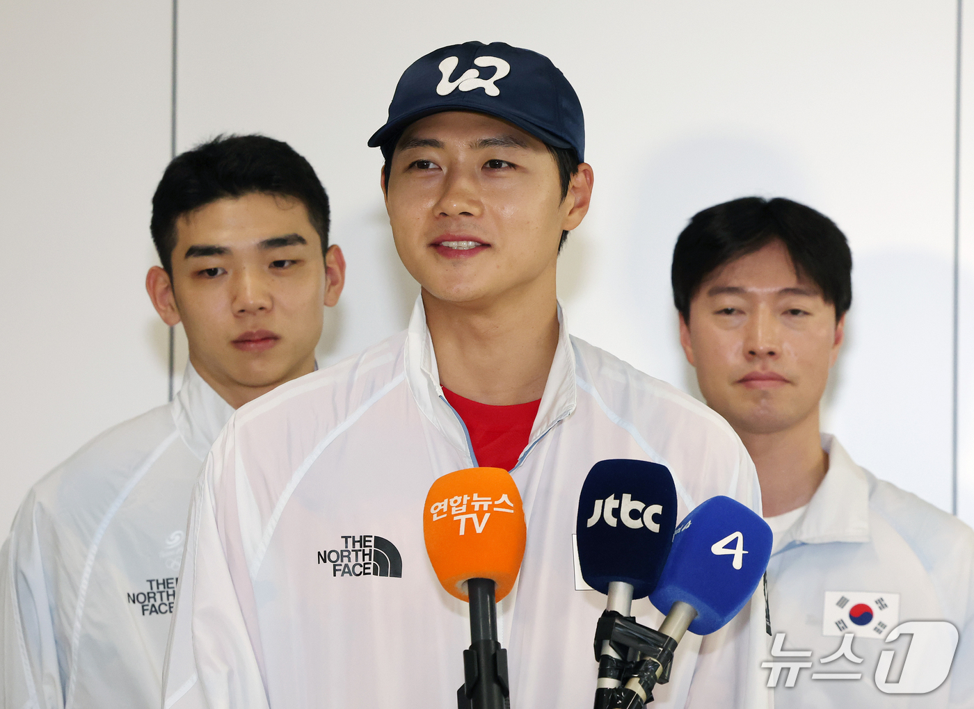 (서울=뉴스1) 김진환 기자 = 2026 아이치·나고야 아시안게임에 출전한 대한민국 펜싱 남자 국가대표 오상욱이 27일 오후 김포국제공항을 통해 귀국해 취재진과 인터뷰를 하고 있다 …