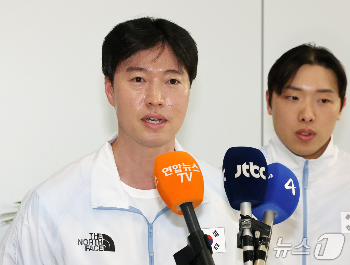 (서울=뉴스1) 김진환 기자 = 2026 아이치·나고야 아시안게임 남자 사브르 단체전에서 금메달을 획득하며 4연패의 위업을 달성한 대한민국 펜싱 남자 국가대표 선수단의 원우영 감독 …