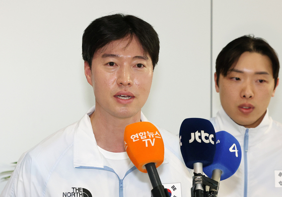 취재진 질문에 답변하는 원우영 감독