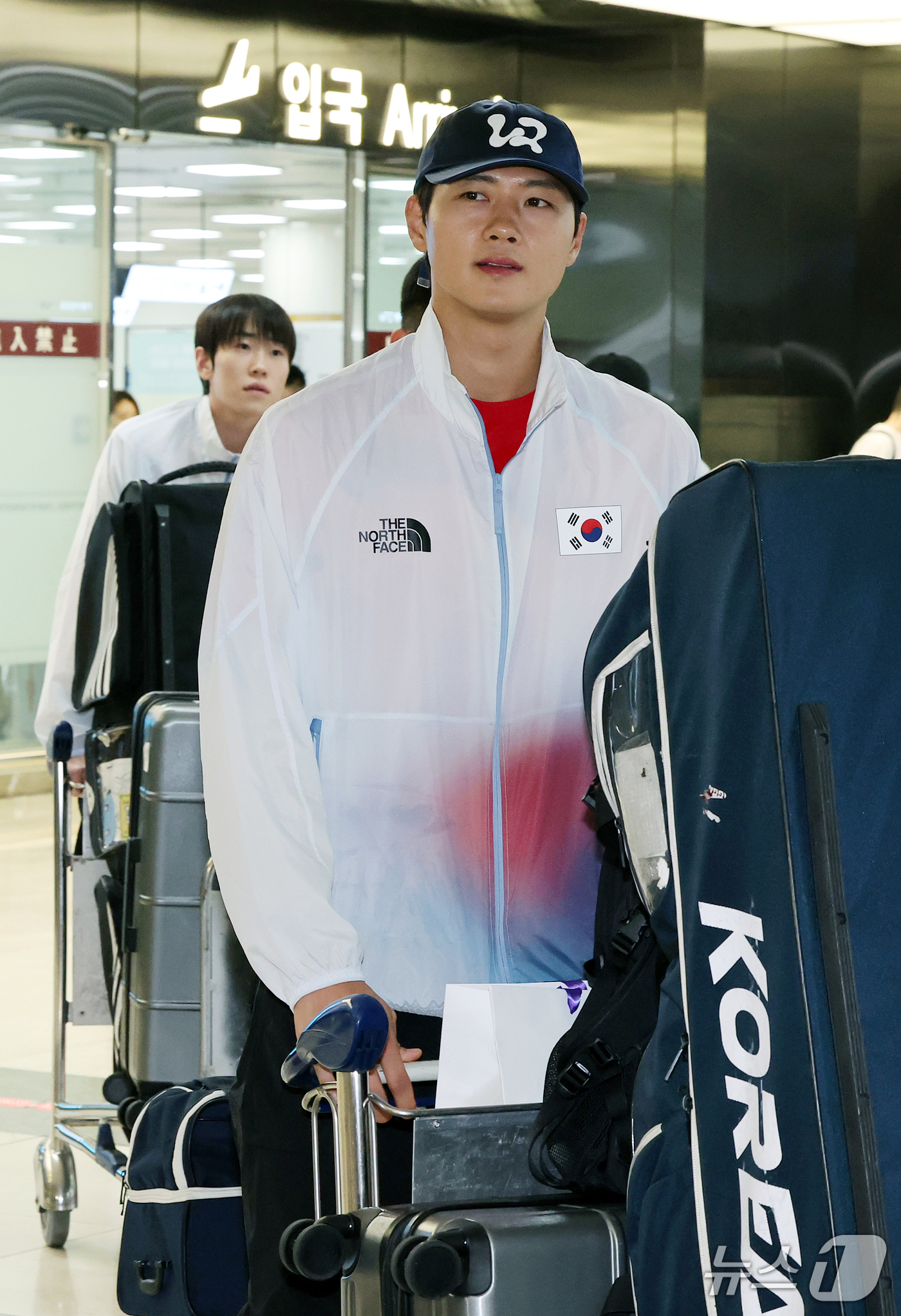 (서울=뉴스1) 김진환 기자 = 2026 아이치·나고야 아시안게임에 출전한 대한민국 펜싱 남자 국가대표 오상욱이 27일 오후 김포국제공항을 통해 귀국하고 있다.오상욱은 이번 대회 …