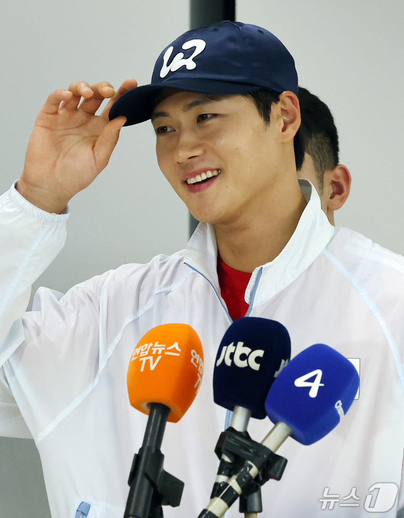 (서울=뉴스1) 김진환 기자 = 2026 아이치·나고야 아시안게임에 출전한 대한민국 펜싱 남자 국가대표 오상욱이 27일 오후 김포국제공항을 통해 귀국해 취재진과 인터뷰를 하고 있다 …