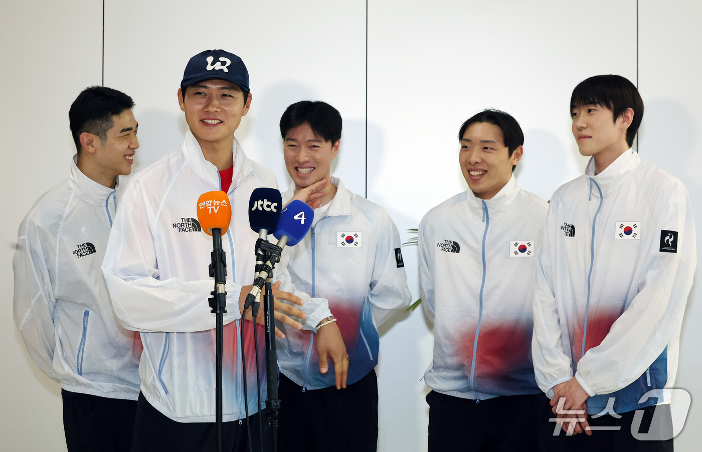 (서울=뉴스1) 김진환 기자 = 2026 아이치·나고야 아시안게임에 출전한 대한민국 펜싱 남자 국가대표 오상욱이 27일 오후 김포국제공항을 통해 귀국해 취재진과 인터뷰를 하고 있다 …