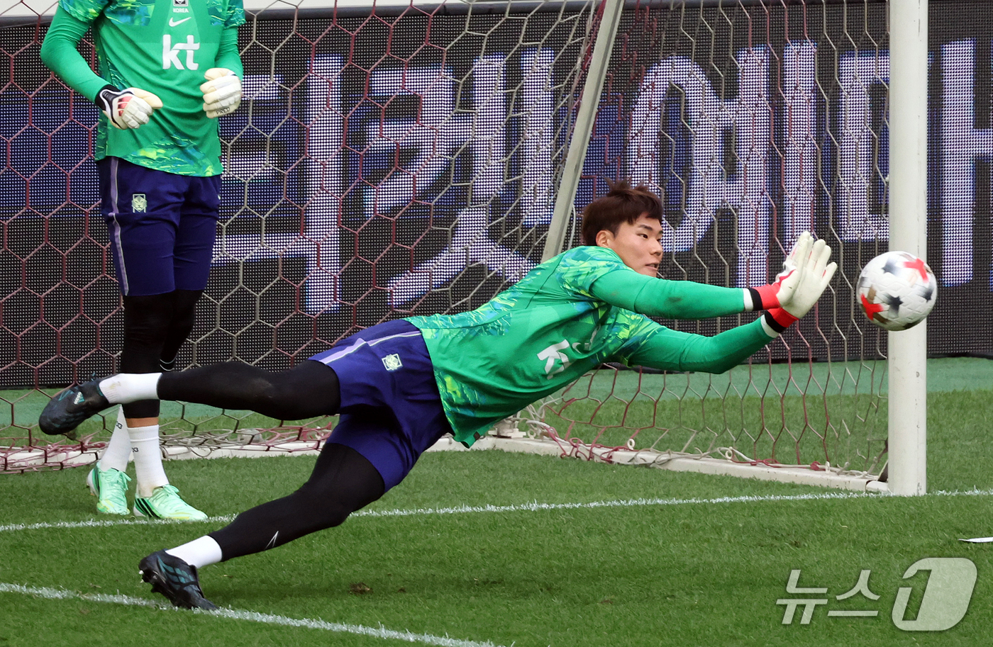 (서울=뉴스1) 김진환 기자 = 대한민국 축구대표팀 송범근이 우루과이와의 평가전을 하루 앞둔 27일 서울 마포구 서울월드컵경기장에서 공식 훈련을 하고 있다. 2026.9.27/뉴스 …