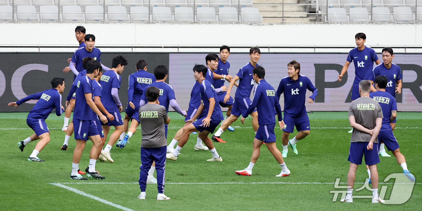 (서울=뉴스1) 김진환 기자 = 대한민국 축구대표팀 선수들이 우루과이와의 평가전을 하루 앞둔 27일 서울 마포구 서울월드컵경기장에서 공식 훈련을 하고 있다. 2026.9.27/뉴스 …