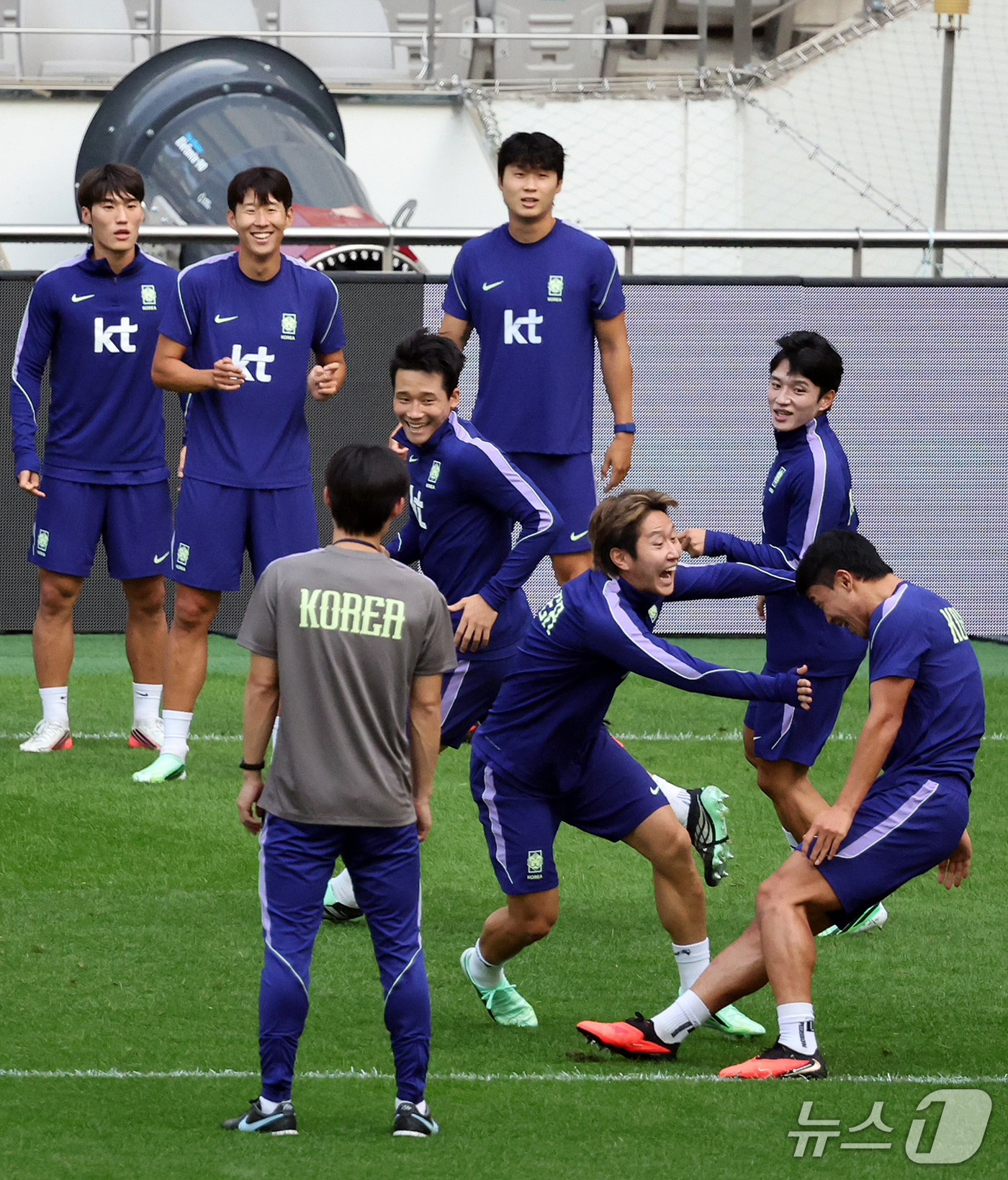 (서울=뉴스1) 김진환 기자 = 대한민국 축구대표팀 선수들이 우루과이와의 평가전을 하루 앞둔 27일 서울 마포구 서울월드컵경기장에서 공식 훈련을 하고 있다. 2026.9.27/뉴스 …