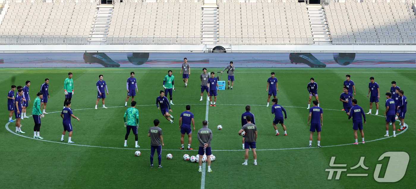 (서울=뉴스1) 김진환 기자 = 대한민국 축구대표팀 선수들이 우루과이와의 평가전을 하루 앞둔 27일 서울 마포구 서울월드컵경기장에서 공식 훈련을 하고 있다. 2026.9.27/뉴스 …
