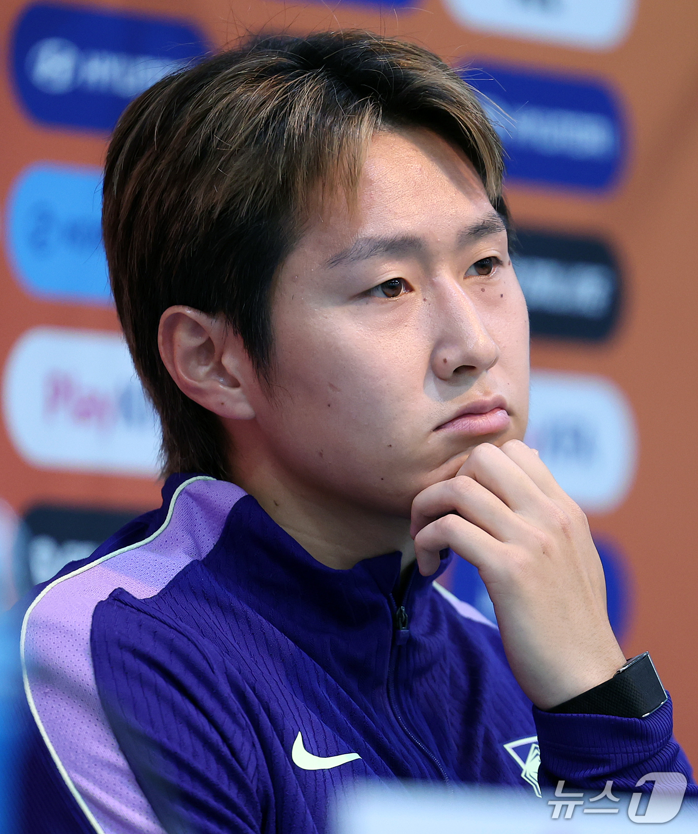 (서울=뉴스1) 김진환 기자 = 대한민국 축구대표팀 이강인이 우루과이와의 평가전을 하루 앞둔 27일 서울 마포구 서울월드컵경기장에서 훈련 전 공식 기자회견에 참석해 생각에 잠겨 있 …