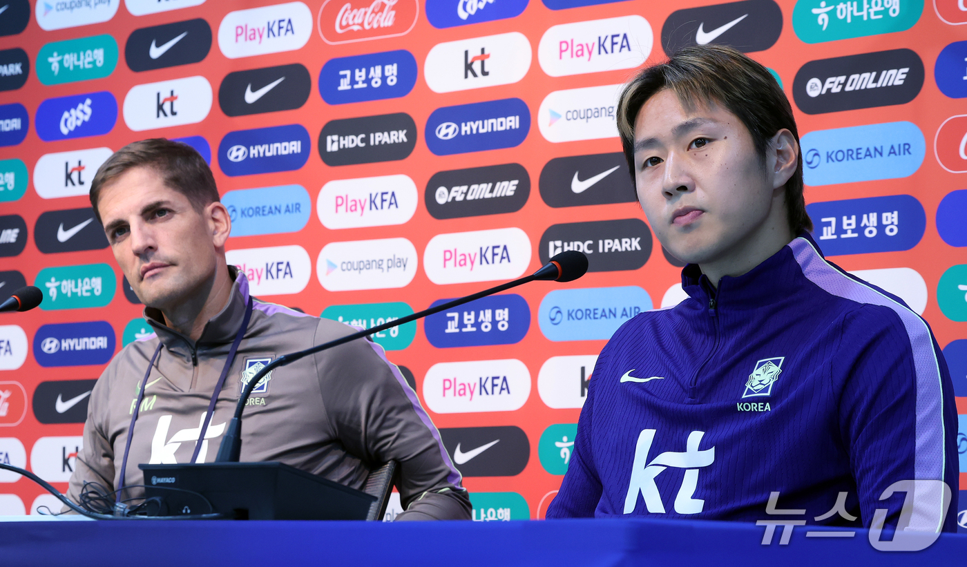(서울=뉴스1) 김진환 기자 = 로베르토 모레노 대한민국 축구대표팀 감독과 이강인이 우루과이와의 평가전을 하루 앞둔 27일 서울 마포구 서울월드컵경기장에서 훈련 전 공식 기자회견에 …