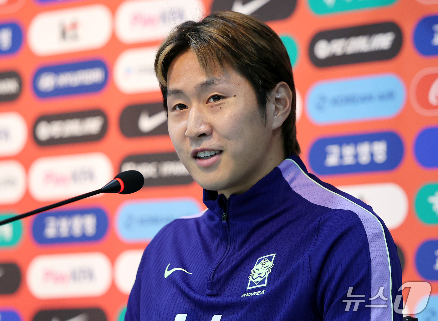 (서울=뉴스1) 김진환 기자 = 대한민국 축구대표팀 이강인이 우루과이와의 평가전을 하루 앞둔 27일 서울 마포구 서울월드컵경기장에서 훈련 전 공식 기자회견을 하고 있다. 2026. …