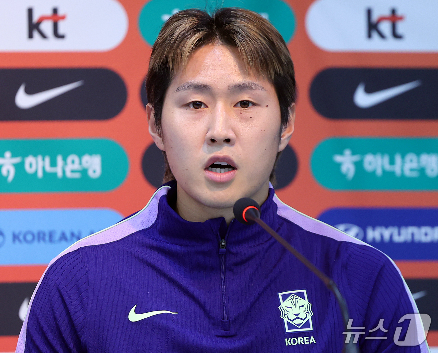 (서울=뉴스1) 김진환 기자 = 대한민국 축구대표팀 이강인이 우루과이와의 평가전을 하루 앞둔 27일 서울 마포구 서울월드컵경기장에서 훈련 전 공식 기자회견을 하고 있다. 2026. …
