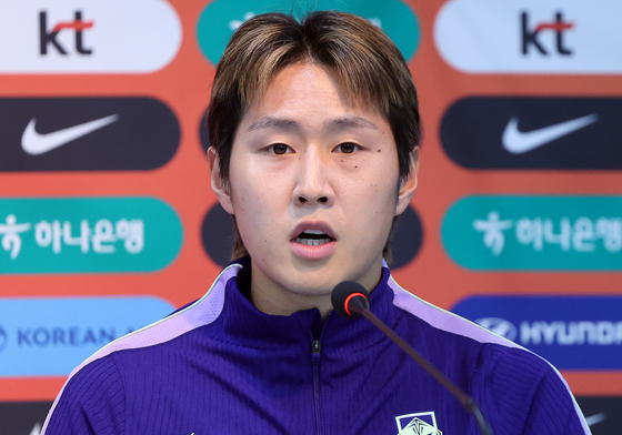 취재진 질문에 답변하는 이강인