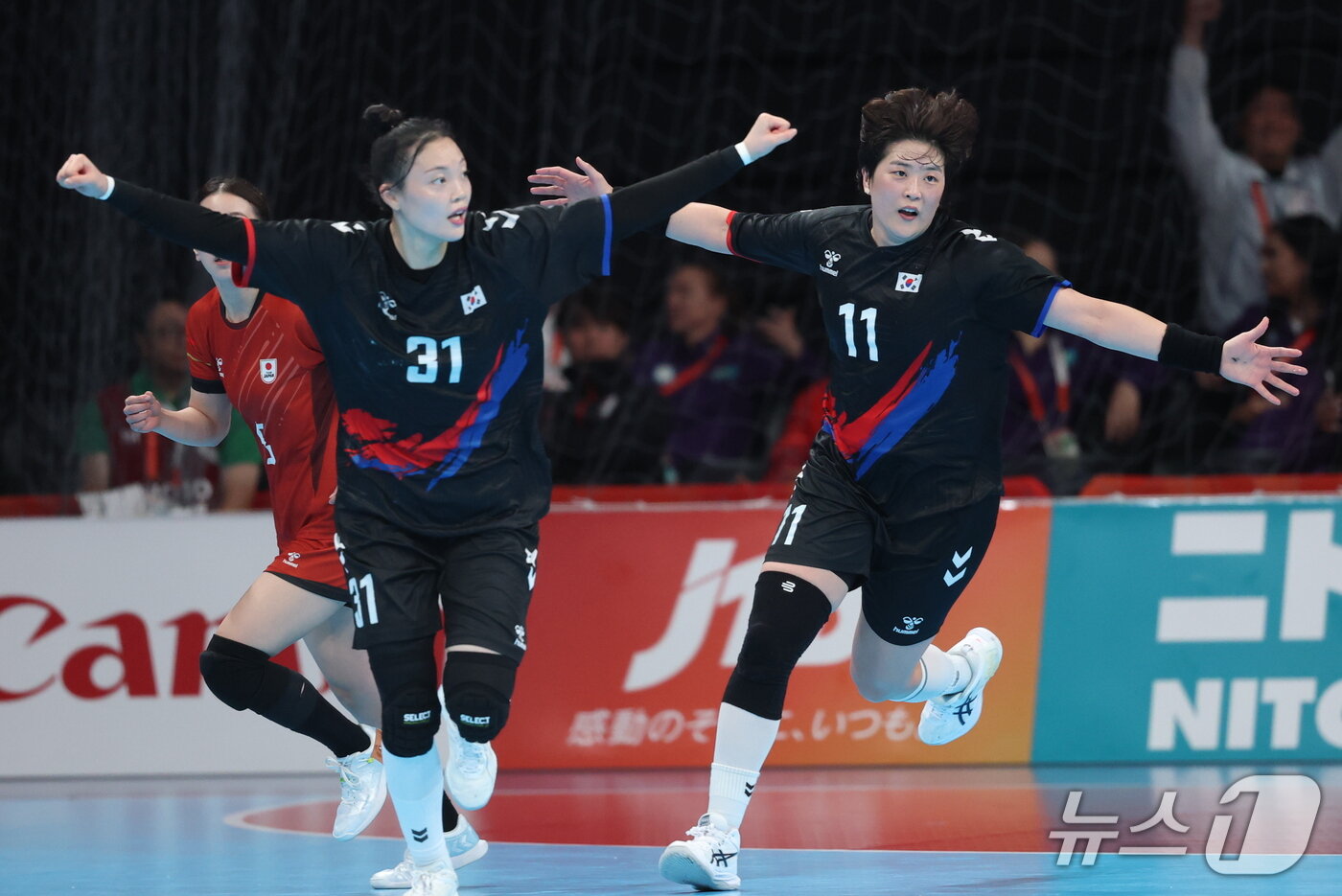 본문 이미지 - 27일 일본 아이치현 이나자와시 엔트리오(ENTRIO)에서 열린 2026 아이치·나고야 아시안게임 핸드볼 라운드로빈 21 대한민국과 일본의 경기, 한국 류은희가 슛을 성공한 뒤 김보은과 기뻐하고 있다. 2026.9.27 ⓒ 뉴스1 안은나 기자