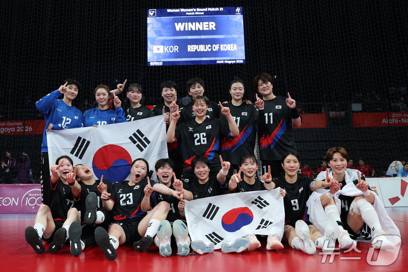 본문 이미지 - 대한민국 선수들이 27일 일본 아이치현 이나자와시 엔트리오(ENTRIO)에서 열린 2026 아이치·나고야 아시안게임 핸드볼 라운드로빈 21 일본과의 경기에서 승리로 금메달을 확정짓자 기뻐하고 있다. 2026.9.27 ⓒ 뉴스1 안은나 기자