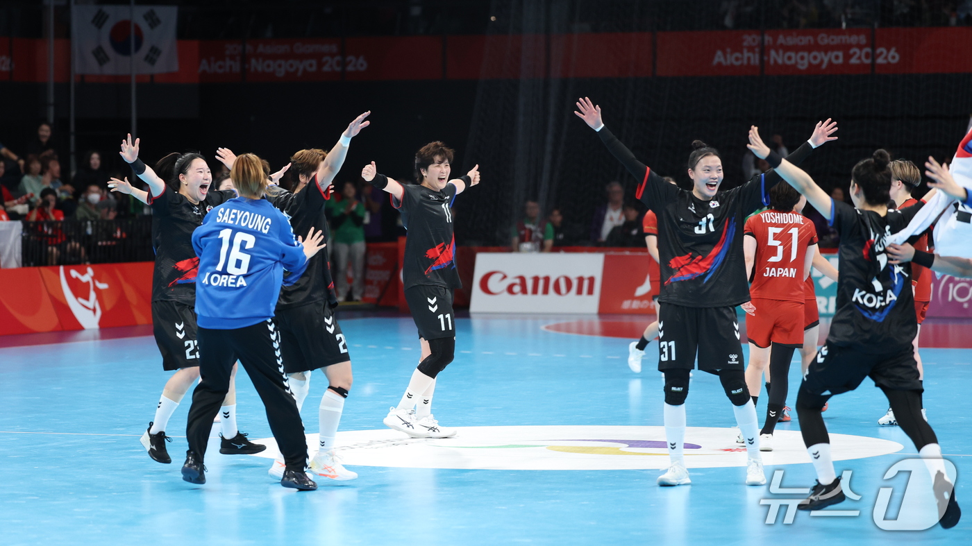 (이나자와=뉴스1) 안은나 기자 = 대한민국 선수들이 27일 일본 아이치현 이나자와시 엔트리오(ENTRIO)에서 열린 2026 아이치·나고야 아시안게임 핸드볼 라운드로빈 21 일본 …