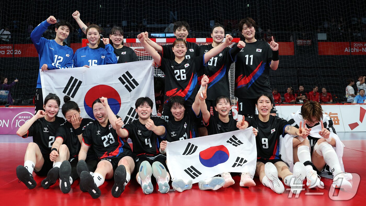 본문 이미지 - 27일 일본 아이치현 이나자와시 엔트리오(ENTRIO)에서 열린 2026 아이치·나고야 아시안게임 핸드볼 라운드로빈 21 일본과의 경기에서 승리로 금메달을 확정지은 대한민국 선수들이 기념촬영을 하고 있다. 2026.9.27 ⓒ 뉴스1 안은나 기자