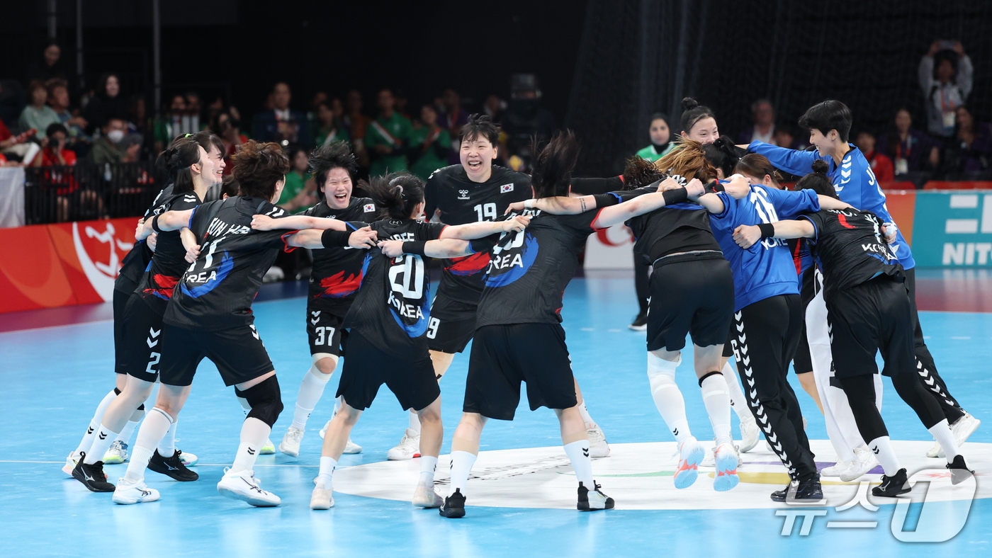 (이나자와=뉴스1) 안은나 기자 = 대한민국 선수들이 27일 일본 아이치현 이나자와시 엔트리오(ENTRIO)에서 열린 2026 아이치·나고야 아시안게임 핸드볼 라운드로빈 21 일본 …
