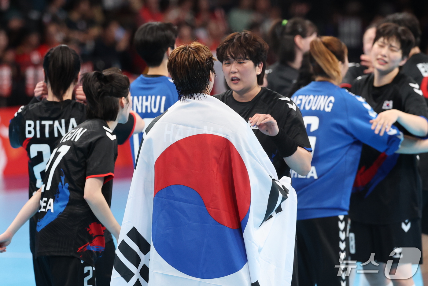 (이나자와=뉴스1) 안은나 기자 = 대한민국 선수들이 27일 일본 아이치현 이나자와시 엔트리오(ENTRIO)에서 열린 2026 아이치·나고야 아시안게임 핸드볼 라운드로빈 21 일본 …