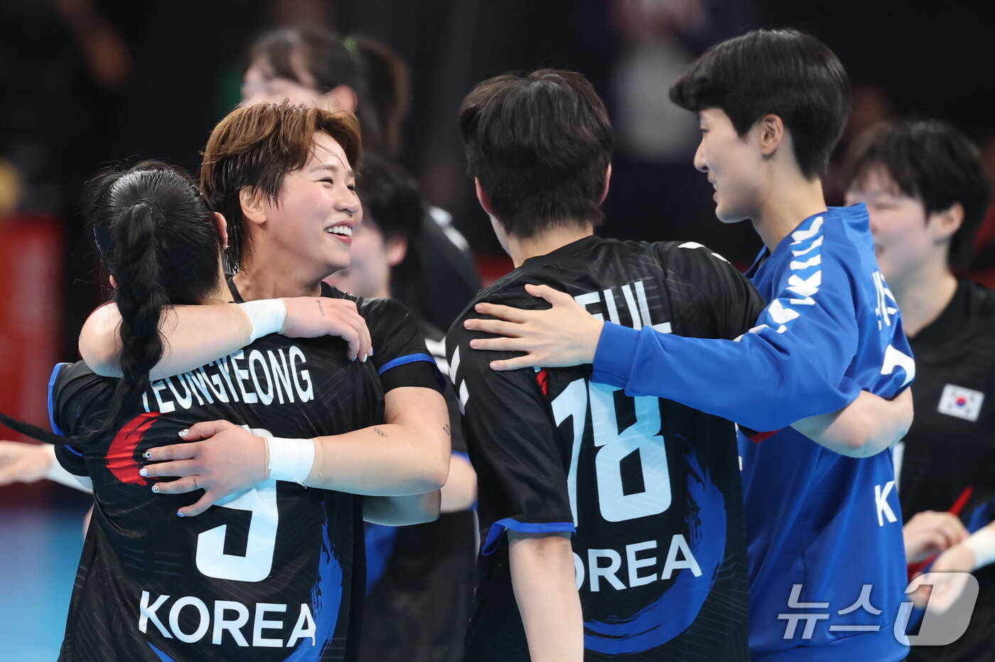 본문 이미지 - 대한민국 선수들이 27일 일본 아이치현 이나자와시 엔트리오(ENTRIO)에서 열린 2026 아이치·나고야 아시안게임 핸드볼 라운드로빈 21 일본과의 경기에서 승리로 금메달을 확정짓자 기뻐하고 있다. 2026.9.27 ⓒ 뉴스1 안은나 기자