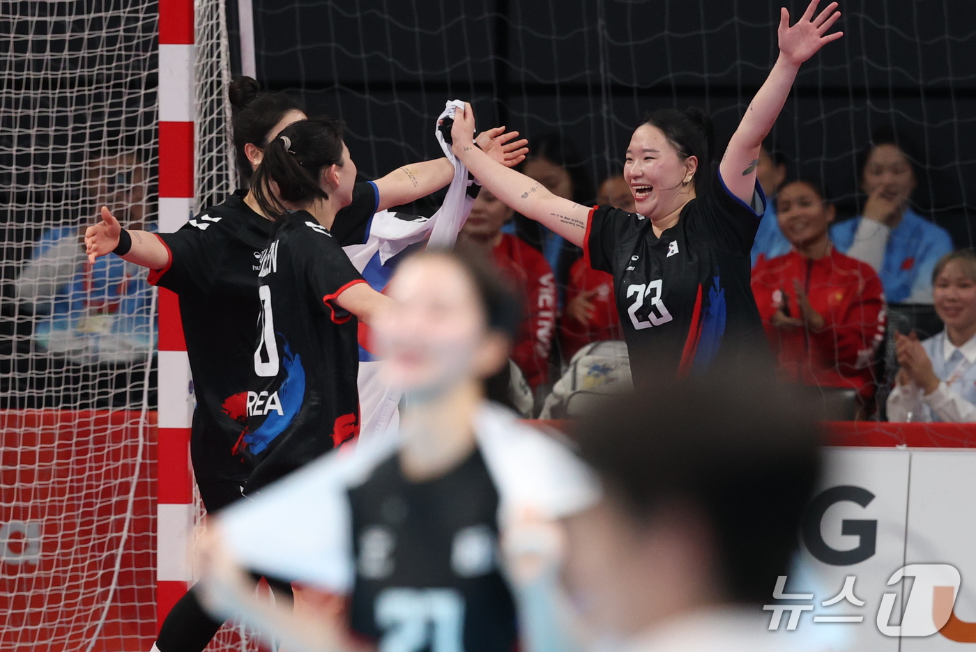 (이나자와=뉴스1) 안은나 기자 = 대한민국 선수들이 27일 일본 아이치현 이나자와시 엔트리오(ENTRIO)에서 열린 2026 아이치·나고야 아시안게임 핸드볼 라운드로빈 21 일본 …