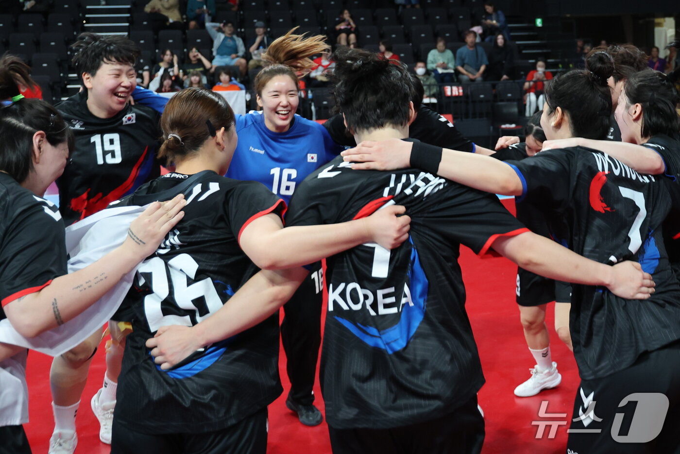 본문 이미지 - 대한민국 선수들이 27일 일본 아이치현 이나자와시 엔트리오(ENTRIO)에서 열린 2026 아이치·나고야 아시안게임 핸드볼 라운드로빈 21 일본과의 경기에서 승리로 금메달을 확정짓자 기뻐하고 있다. 2026.9.27 ⓒ 뉴스1 안은나 기자
