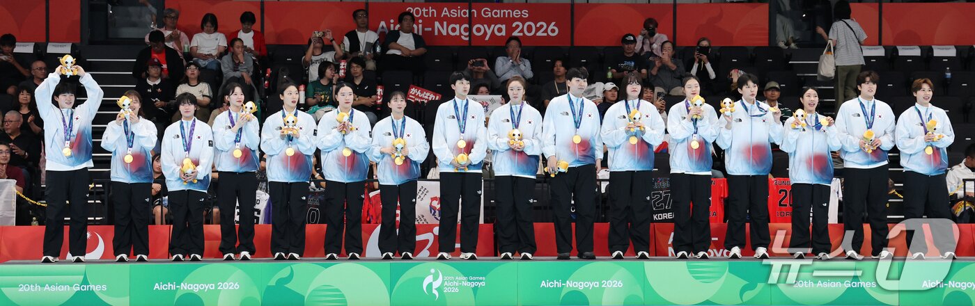 본문 이미지 - 27일 일본 아이치현 이나자와시 엔트리오(ENTRIO)에서 열린 2026 아이치·나고야 아시안게임 핸드볼 라운드로빈 21 일본과의 경기에서 승리한 대한민국 선수들이 금메달을 목에 걸고 있다. 2026.9.27 ⓒ 뉴스1 안은나 기자