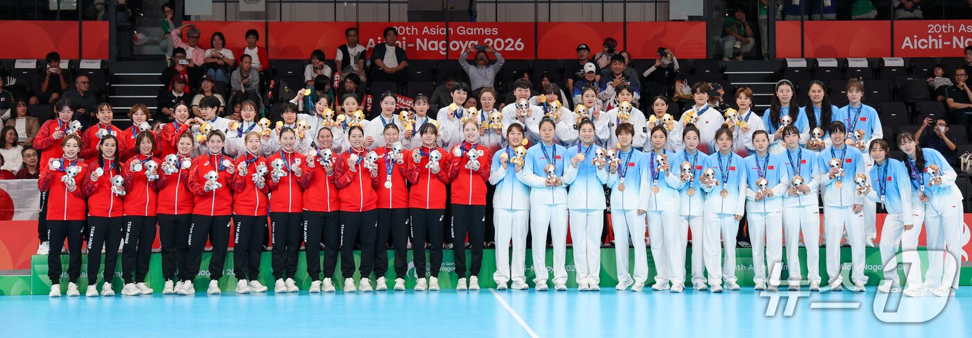 본문 이미지 - 대한민국 여자 핸드볼 대표팀 선수들이 27일 일본 아이치현 이나자와시 엔트리오(ENTRIO)에서 열린 27일 2026 아이치·나고야 아시안게임 핸드볼 여자 시상식에서 금메달을 수상한 뒤 은메달 일본, 동메달 중국 선수들과 기념 촬영을 하고 있다. 2026.9.27 ⓒ 뉴스1 안은나 기자