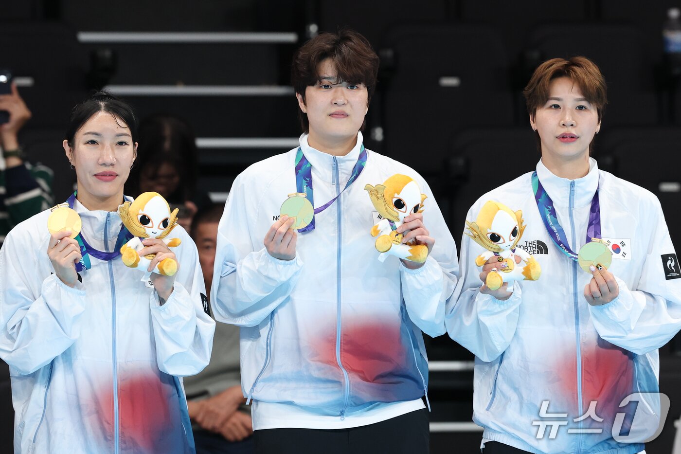 본문 이미지 - 대한민국 이연경(왼쪽부터), 류은희, 권한나가 27일 일본 아이치현 이나자와시 엔트리오(ENTRIO)에서 열린 27일 2026 아이치·나고야 아시안게임 핸드볼 여자 시상식에서 금메달을 수상한 뒤 기념 촬영을 하고 있다. 2026.9.27 ⓒ 뉴스1 안은나 기자