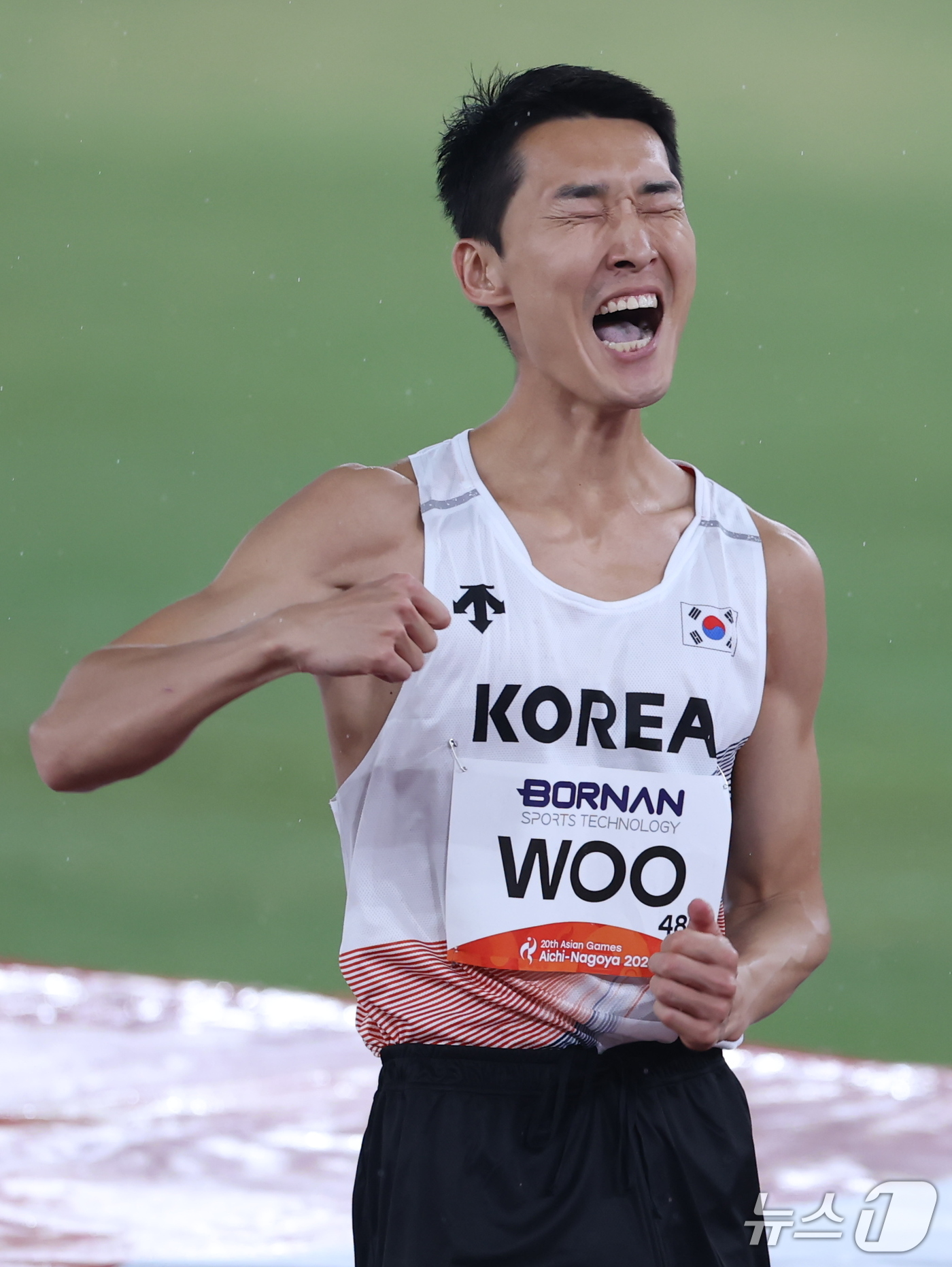 (나고야=뉴스1) 김민지 기자 = 우상혁이 27일 나고야 미즈호공원 육상경기장에서 열린 2026 아이치·나고야 아시안게임 남자 높이뛰기 결선 2차 시기에서 2m14 바를 넘은 뒤 …
