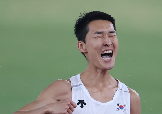 환호하는 우상혁 '2m14 성공'