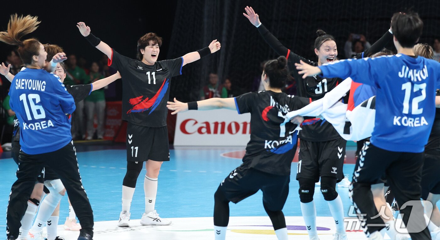 본문 이미지 - 류은희를 비롯한 대한민국 여자 핸드볼 대표팀 선수들이 27일 일본 아이치현 이나자와시 엔트리오(ENTRIO)에서 열린 2026 아이치·나고야 아시안게임 일본과의 경기에서 승리로 금메달을 확정짓자 기뻐하고 있다. 2026.9.27 ⓒ 뉴스1 안은나 기자