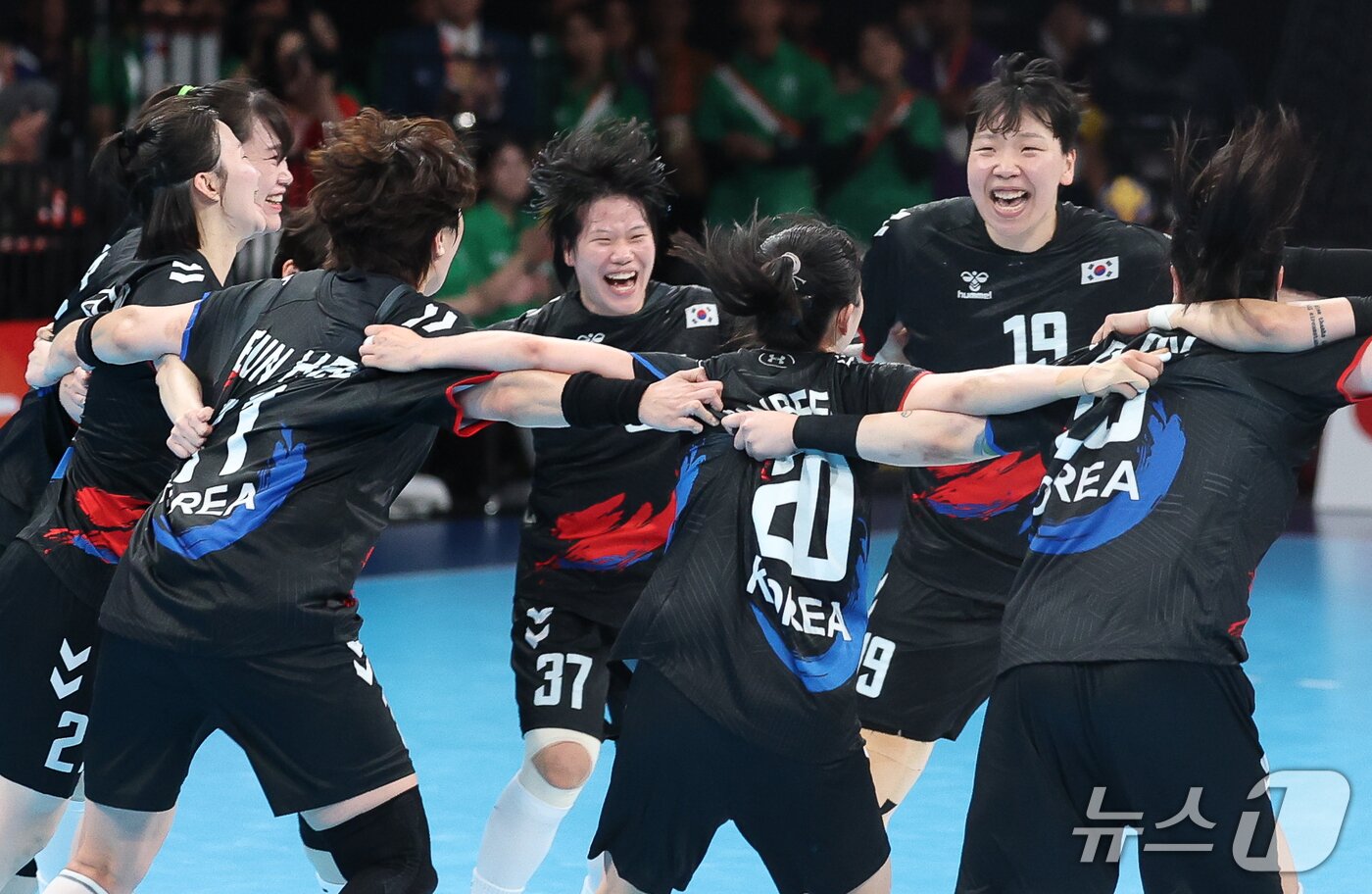본문 이미지 - 강은혜, 김민서를 비롯한 대한민국 여자 핸드볼 대표팀 선수들이 27일 일본 아이치현 이나자와시 엔트리오(ENTRIO)에서 열린 2026 아이치·나고야 아시안게임 일본과의 경기에서 승리로 금메달을 확정짓자 기뻐하고 있다. 2026.9.27 ⓒ 뉴스1 안은나 기자