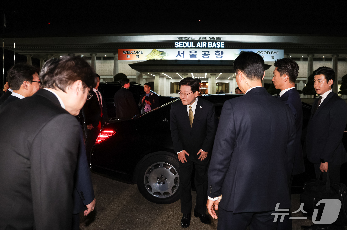 (성남=뉴스1) 허경 기자 = 유엔총회·멕시코 국빈방문 일정을 마친 이재명 대통령이 27일 경기 성남 서울공항에 도착해 환영객들과 인사를 나누고 있다. 2026.9.27/뉴스1