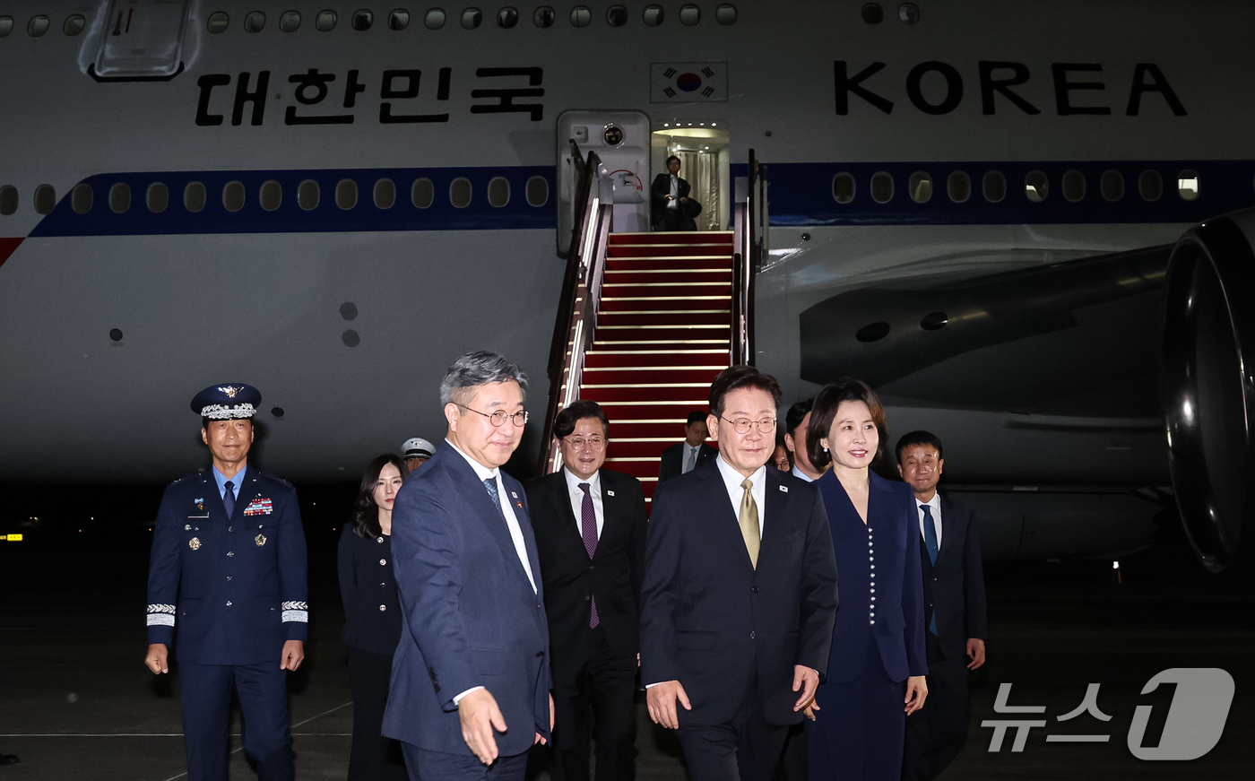 (성남=뉴스1) 허경 기자 = 유엔총회·멕시코 국빈방문 일정을 마친 이재명 대통령과 김혜경 여사가 27일 경기 성남 서울공항에 도착한 후 차량으로 이동하고 있다. 2026.9.27 …