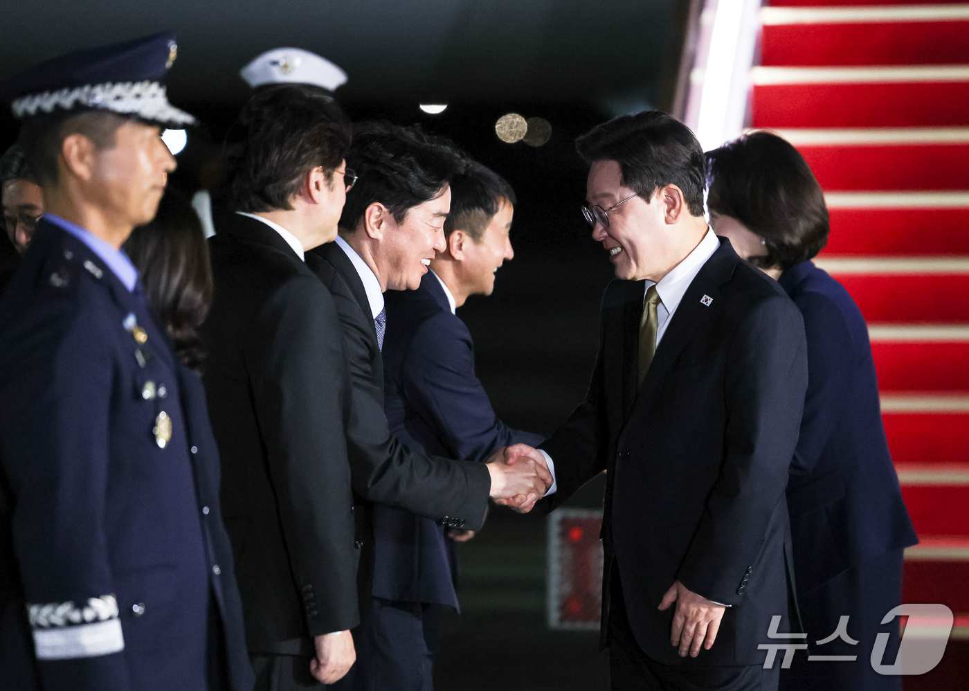 (성남=뉴스1) 허경 기자 = 유엔총회·멕시코 국빈방문 일정을 마친 이재명 대통령이 27일 경기 성남 서울공항에 도착해 강훈식 비서실장과 인사를 나누고 있다. 2026.9.27/뉴 …