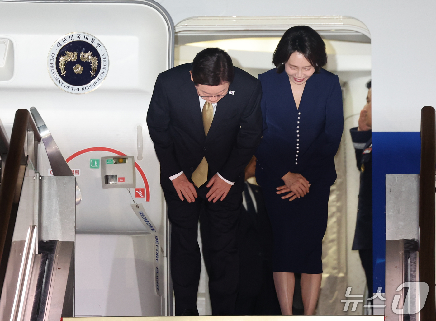 (성남=뉴스1) 허경 기자 = 유엔총회·멕시코 국빈방문 일정을 마친 이재명 대통령과 김혜경 여사가 27일 경기 성남 서울공항에 도착해 환영객들에게 인사하고 있다. 2026.9.27 …