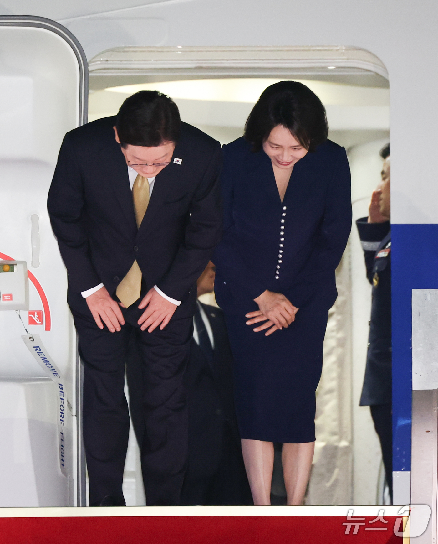 (성남=뉴스1) 허경 기자 = 유엔총회·멕시코 국빈방문 일정을 마친 이재명 대통령과 김혜경 여사가 27일 경기 성남 서울공항에 도착해 환영객들에게 인사하고 있다. 2026.9.27 …