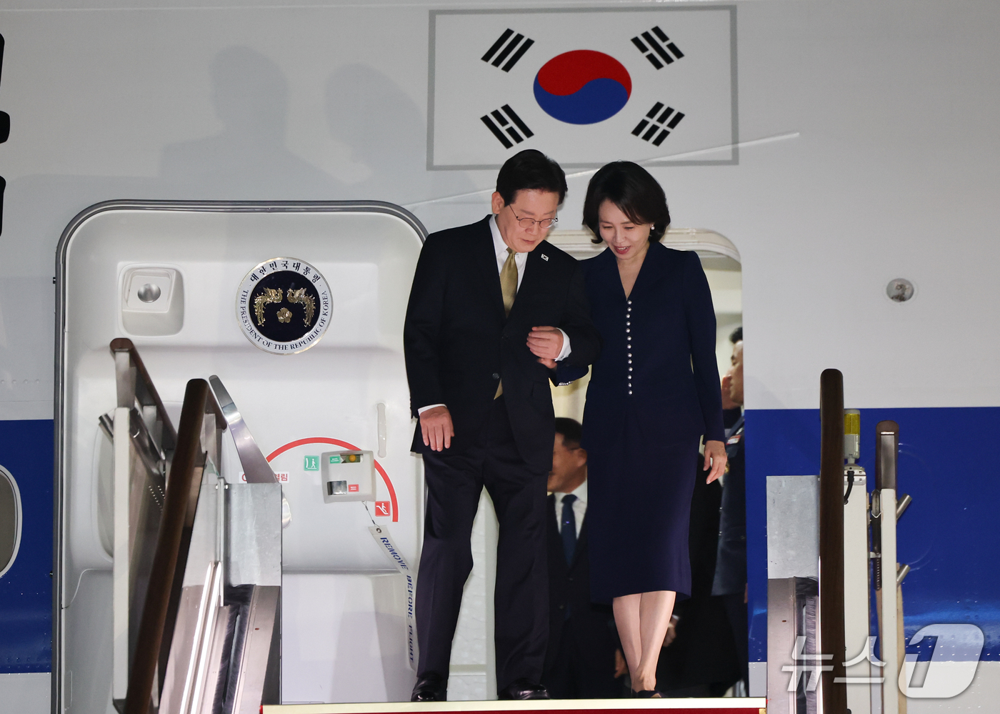 (성남=뉴스1) 허경 기자 = 유엔총회·멕시코 국빈방문 일정을 마친 이재명 대통령과 김혜경 여사가 27일 경기 성남 서울공항에 도착하고 있다. 2026.9.27/뉴스1