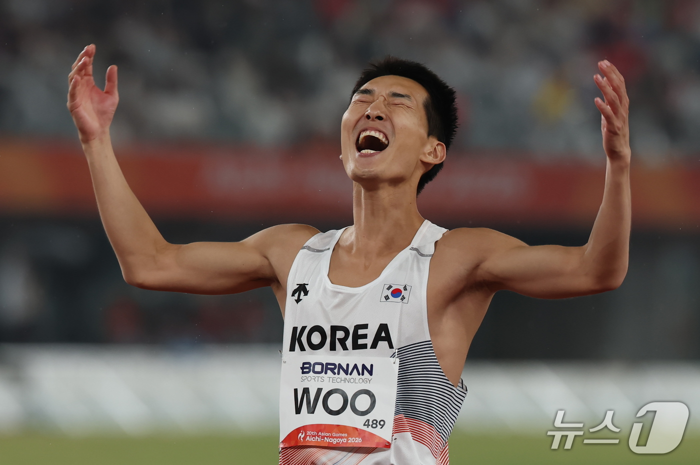 (나고야=뉴스1) 김민지 기자 = 우상혁이 27일 나고야 미즈호공원 육상경기장에서 열린 2026 아이치·나고야 아시안게임 남자 높이뛰기 결선 2차 시기에서 2m22 바를 넘은 뒤 …