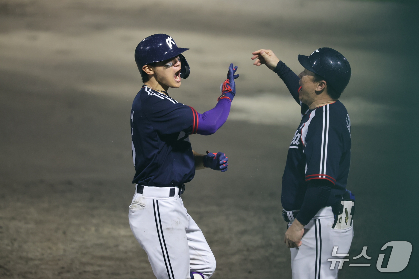 (도요하시=뉴스1) 김도우 기자 = 27일 일본 아이치현 도요하시 시민구장에서 열린 2026 아이치·나고야 아시안게임 야구 결승전 대한민국과 일본의 경기, 대한민국 김도영이 8회초 …
