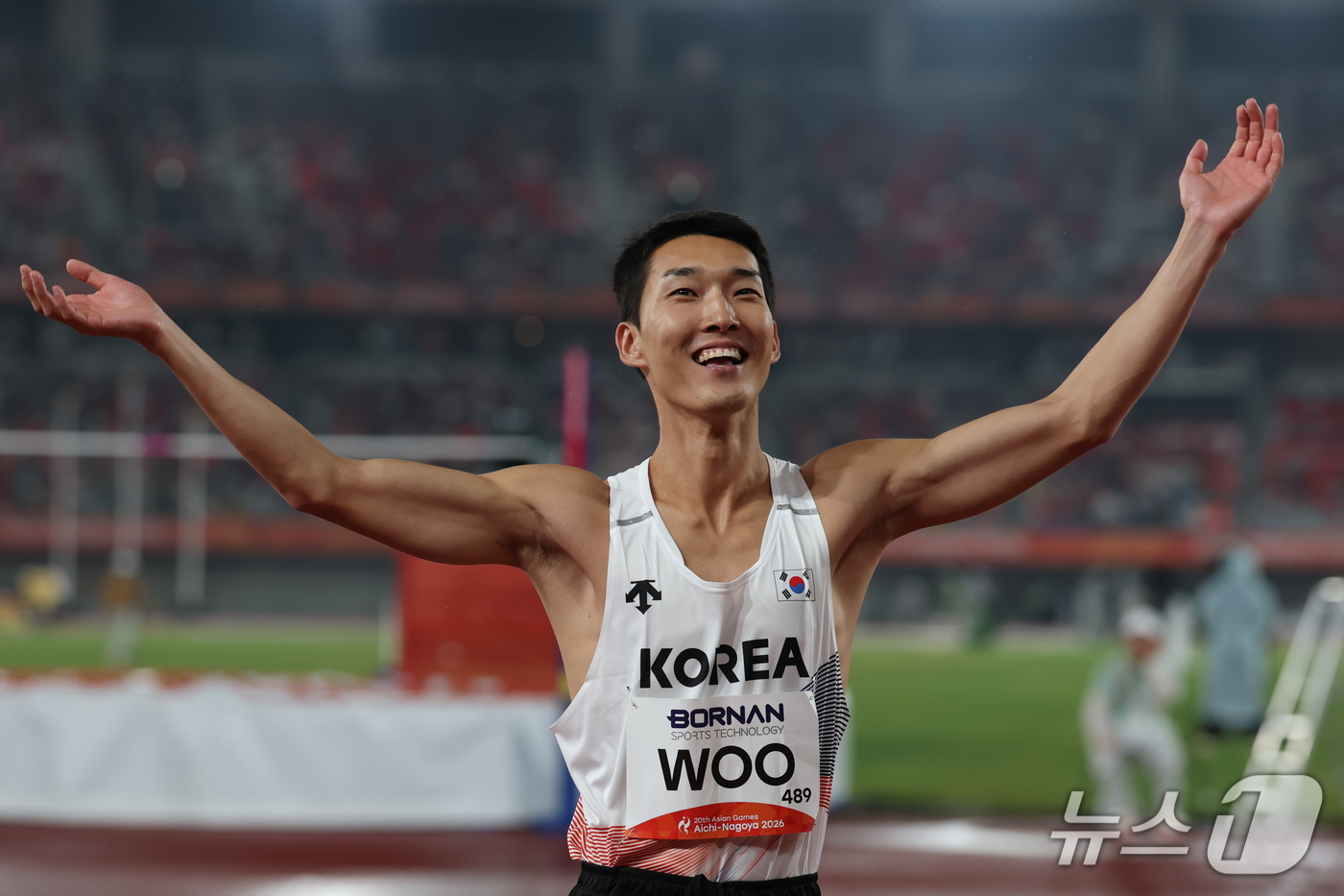 (나고야=뉴스1) 김민지 기자 = 우상혁이 27일 나고야 미즈호공원 육상경기장에서 열린 2026 아이치·나고야 아시안게임 남자 높이뛰기 결선 2차 시기에서 2m22 바를 넘은 뒤 …
