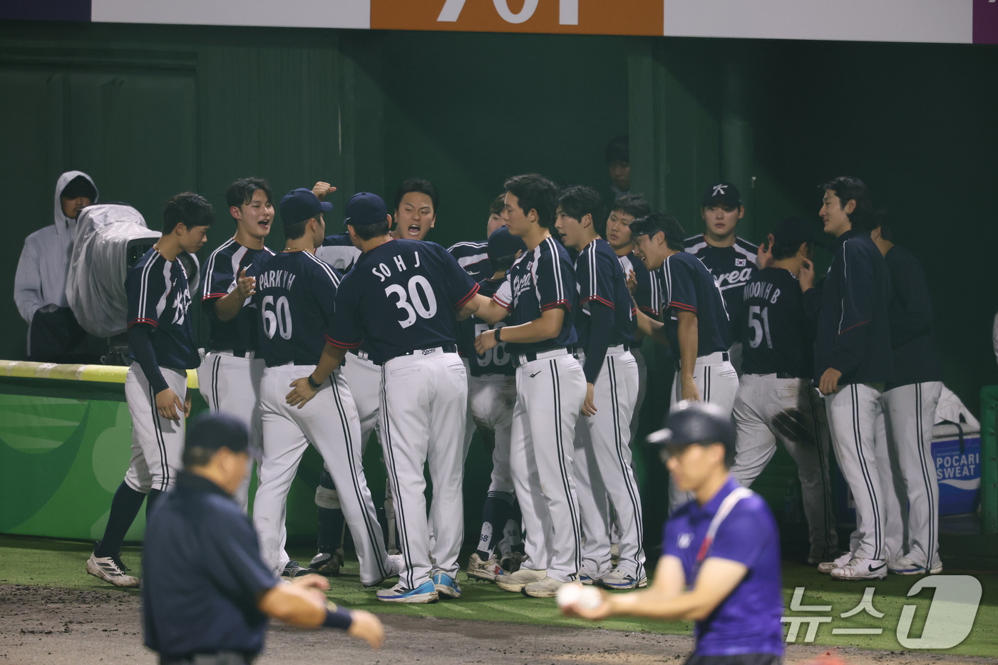 (도요하시=뉴스1) 김도우 기자 = 27일 일본 아이치현 도요하시 시민구장에서 열린 2026 아이치·나고야 아시안게임 야구 결승전 대한민국과 일본의 경기, 대한민국 선수들이 8회말 …