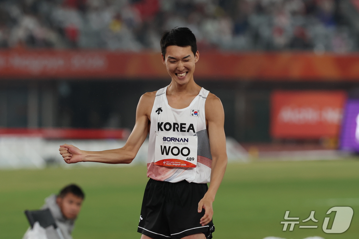 (나고야=뉴스1) 김민지 기자 = 우상혁이 27일 나고야 미즈호공원 육상경기장에서 열린 2026 아이치·나고야 아시안게임 남자 높이뛰기 결선 마지막 시기에서 2m28 바를 넘는데 …
