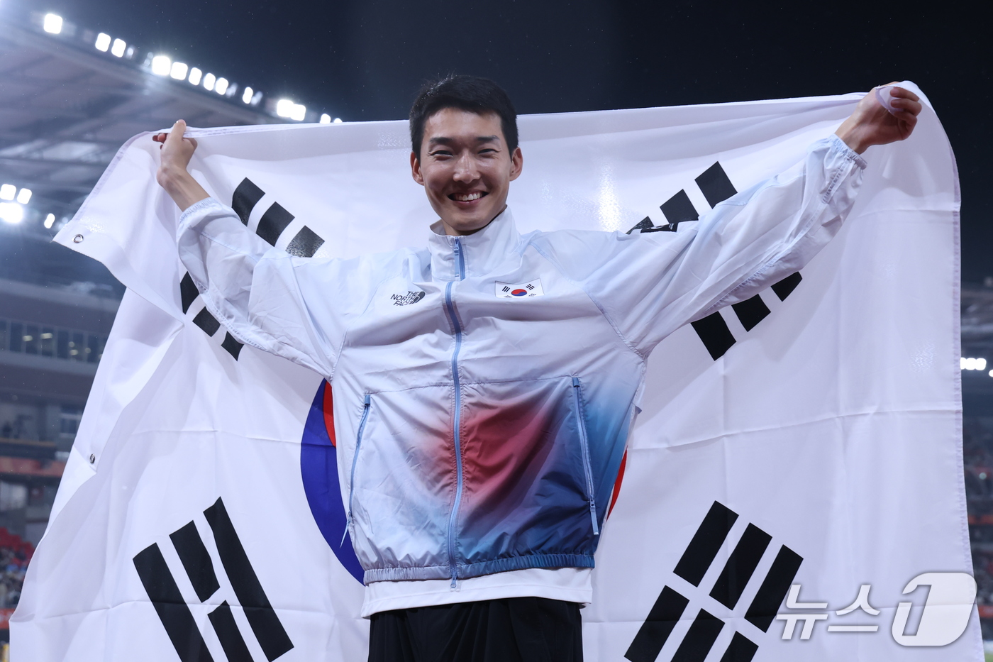 (나고야=뉴스1) 김민지 기자 = 우상혁이 27일 나고야 미즈호공원 육상경기장에서 열린 2026 아이치·나고야 아시안게임 남자 높이뛰기 결선에서 동메달을 확정짓고 세리머니를 하고 …