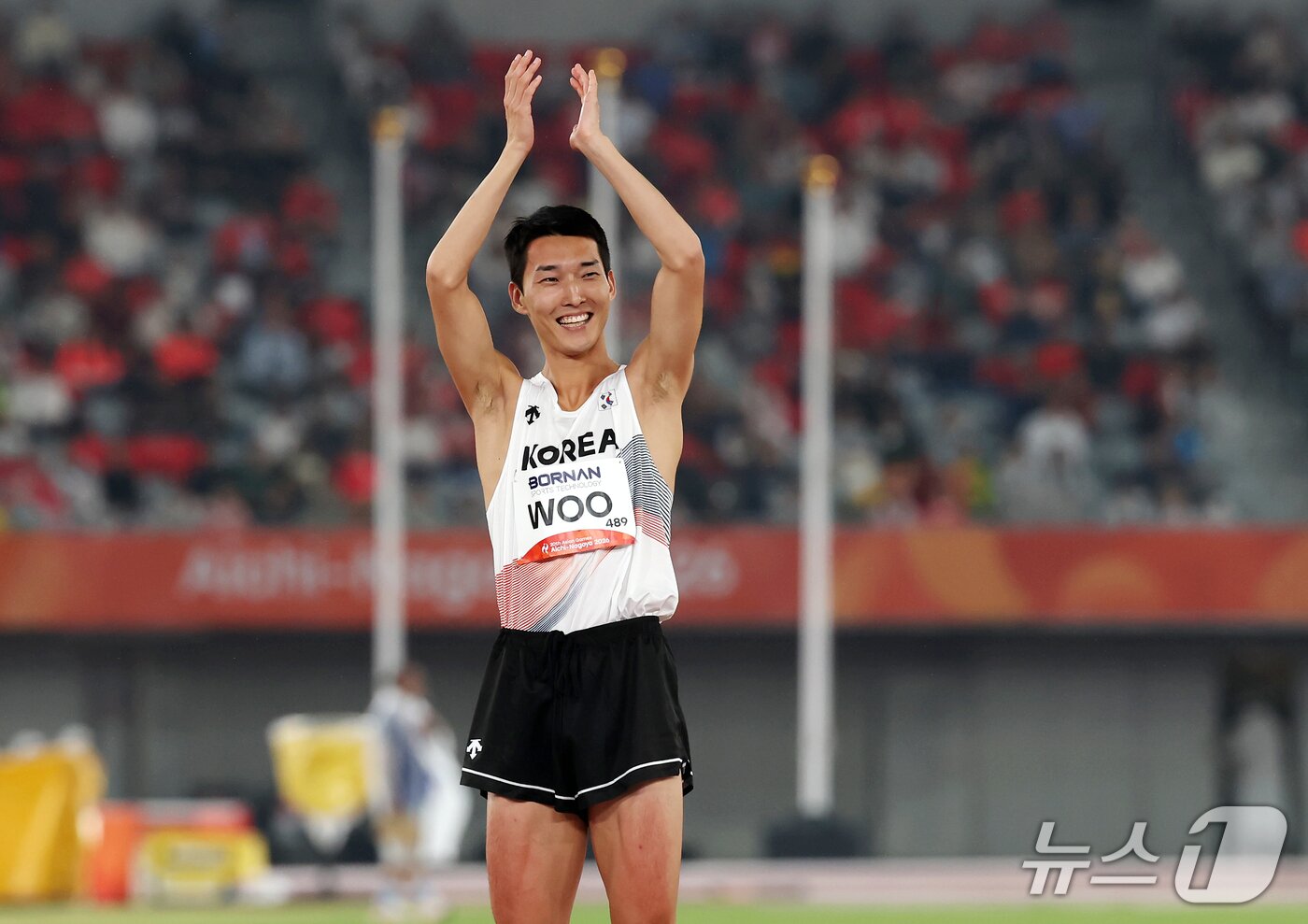 본문 이미지 - 우상혁이 27일 나고야 미즈호공원 육상경기장에서 열린 2026 아이치·나고야 아시안게임 남자 높이뛰기 결선에서 동메달을 확정짓고 박수를 치고 있다. 2026.9.27 ⓒ 뉴스1 김민지 기자