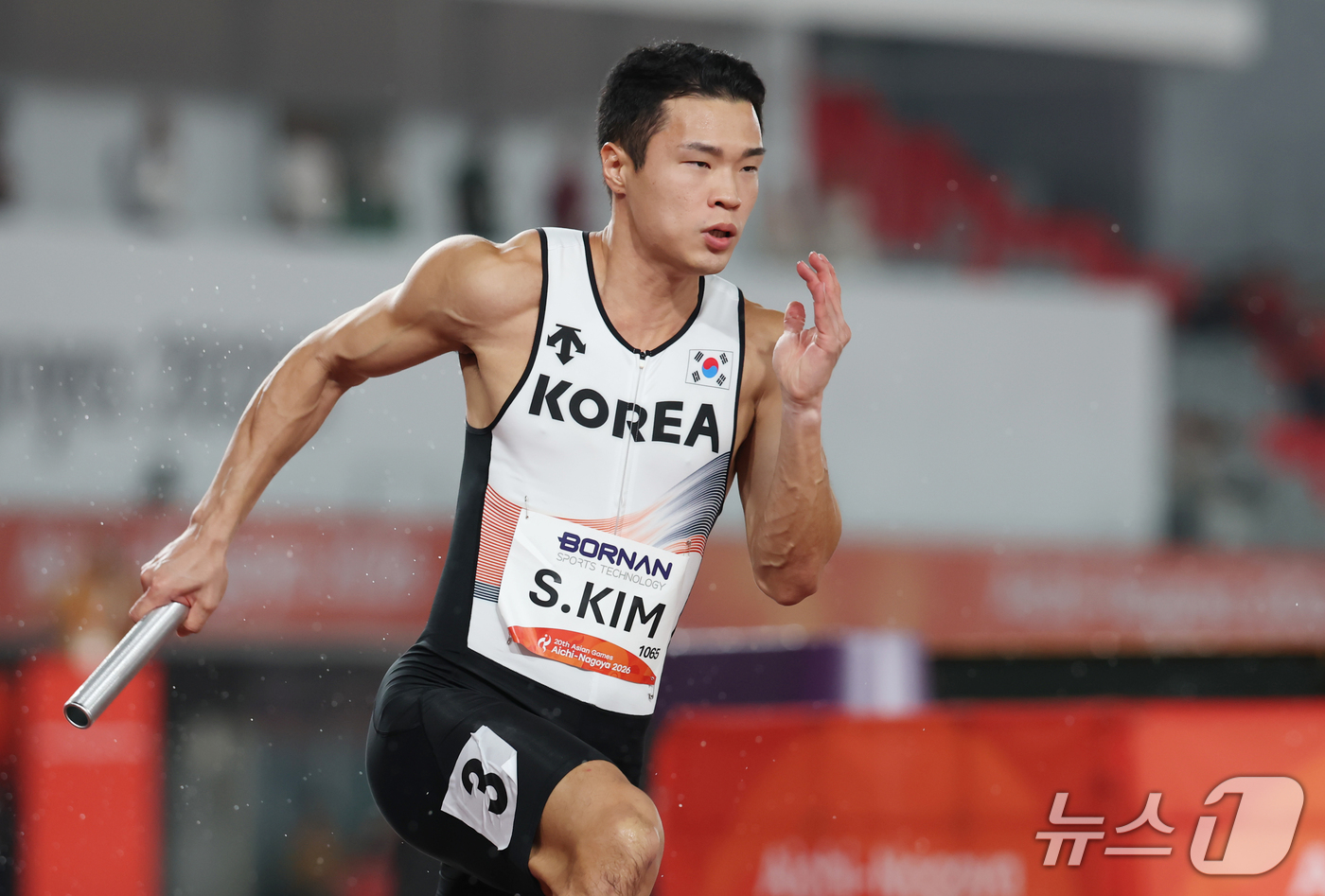 (나고야=뉴스1) 김민지 기자 = 27일 나고야 미즈호공원 육상경기장에서 열린 2026 아이치·나고야 아시안게임 남자 400m 계주 예선에서 첫번째 주자인 김시온이 역주하고 있다. …