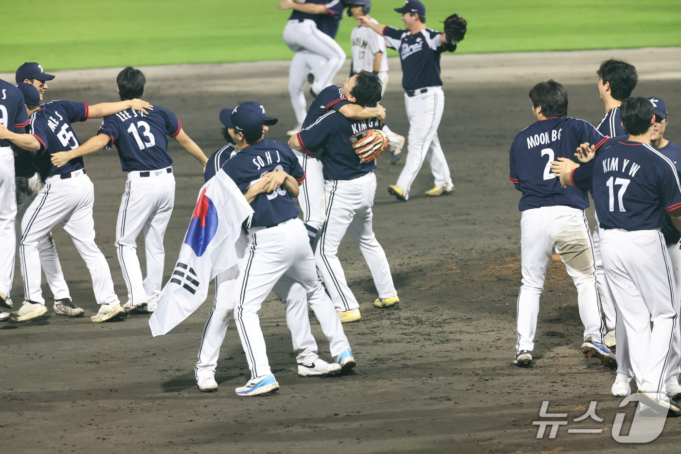 (도요하시=뉴스1) 김도우 기자 = 27일 일본 아이치현 도요하시 시민구장에서 열린 2026 아이치·나고야 아시안게임 야구 결승전 대한민국과 일본의 경기에서 3대1 승리한 대한민국 …
