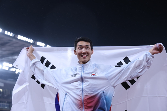 태극기 든 스마일 점퍼 '우상혁'